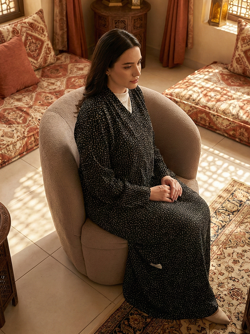 عباءة "الدانتيل" الأسود