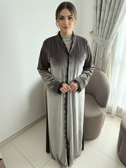 عباءة مخمل رمادية بتفاصيل دانتيل