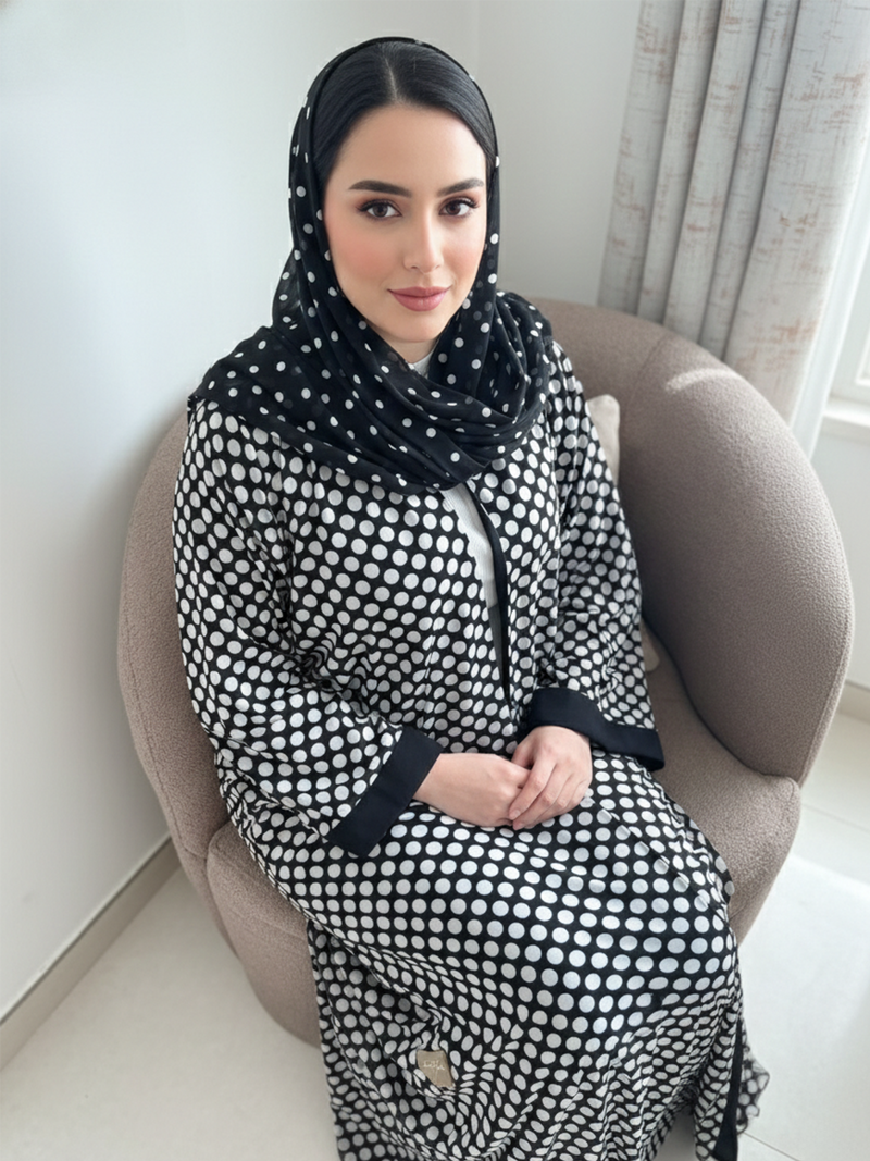 عباية تول بنقشة بولكا دوت أبيض وأسود