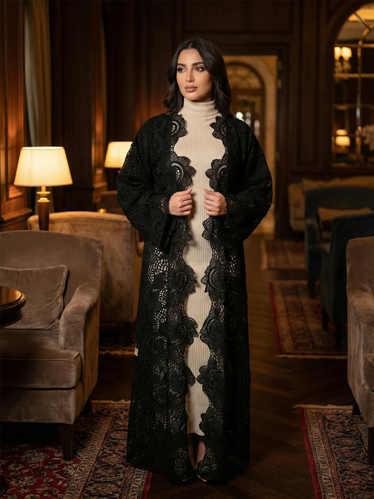 عباءة "دانتيل" السوداء